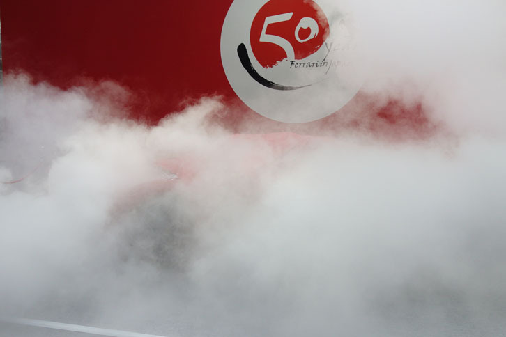 スモークの中にうっすらと姿を見せる「J50」。