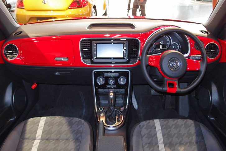 
	「ザ・ビートル デザイン」では、エクステリアカラーと同色のインテリアパネルが与えられる。
	