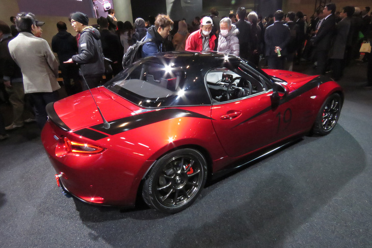 東京オートサロン2019に展示されていた「マツダ・ロードスター ドロップヘッドクーペ コンセプト」。通常の「ロードスター」とは異なり、ハードトップが装着されている。