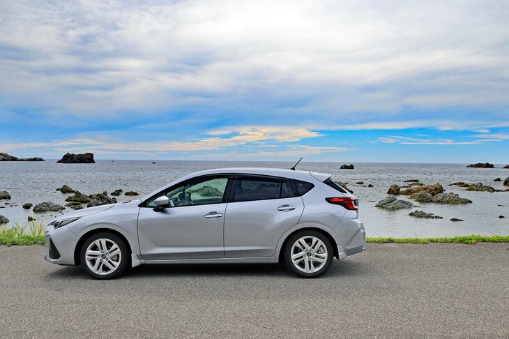 選択できるボディーカラーは、試乗車の「アイスシルバー・メタリック」を含む全7色。他のグレードには設定のある「サンブレイズ・パール」「ホライゾンブルー・パール」は、「ST」では選べない。