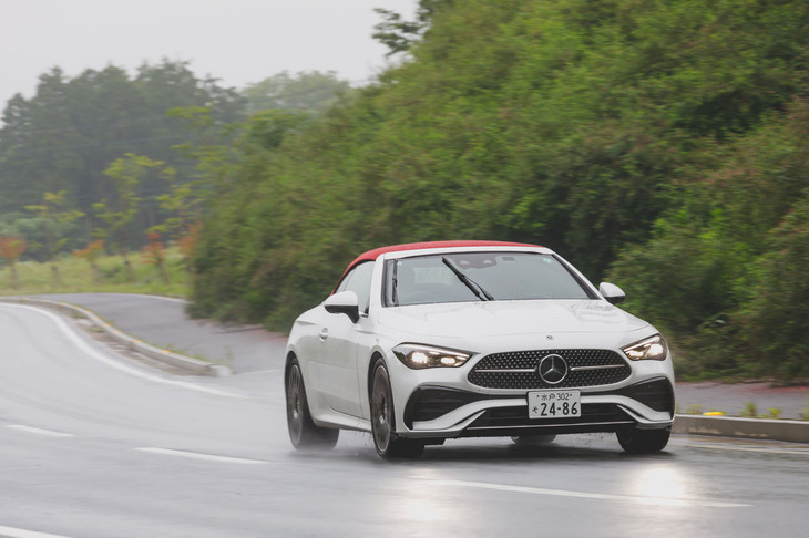 オプションの可変ダンパー「ダイナミックボディーコントロール」が付いたこの試乗車の乗り味は「カブリオレ」としては今ひとつ。もう少し優雅に乗れるセッティングが好ましい。