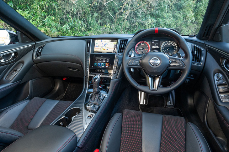 インテリアはブラック主体のコーディネートで上質感を演出。パーキングブレーキが足踏み式というところに時代を感じる。