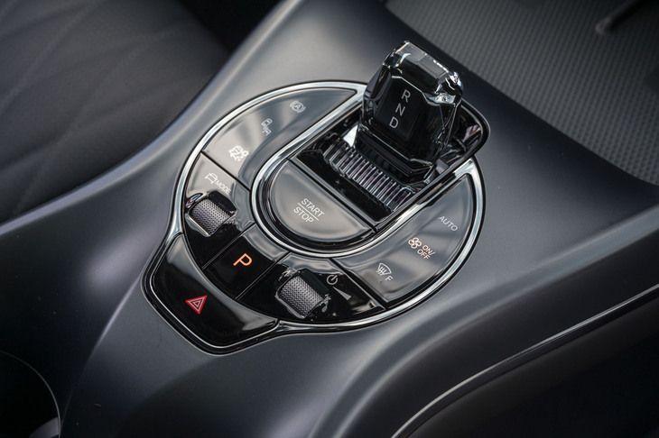 センターコンソールに並んだスイッチ類。シフトレバーと「P（パーキング）」ボタンの間にスタート／ストップボタンが配置されているのが少し気になる。