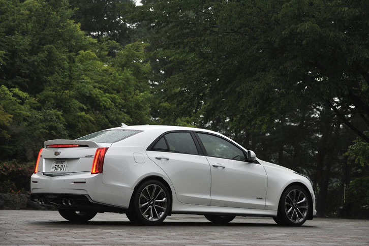 ボディーのスリーサイズは4700×1835×1415mm。試乗車のボディーカラーはクリスタルホワイトトゥリコート。