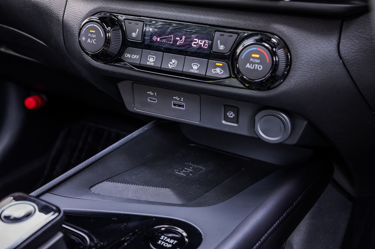 直感的に操作できるダイヤル式とプッシュ式のスイッチを組み合わせた、エアコンのコントロールパネル。その下にはUSB電源ソケット（タイプA×1口、タイプC×1口）とワイヤレス充電器が設置されている。