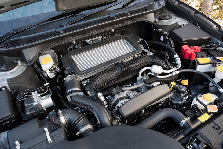 パワートレインは1.8リッター4気筒ターボエンジンとCVTの組み合わせ。アシストモーターや回生ブレーキといった電動機構は搭載されていない。燃費はWLTCモードで13.0km/リッターとされている。