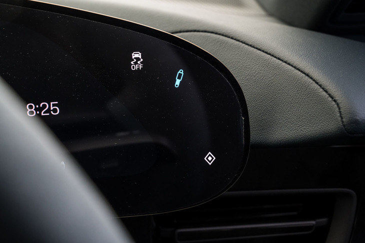 「タイカン」のサスペンションは金属製のスプリングを用いたコンベンショナルなもの。可変ダンピングシステムの「PASM」が標準装備される。