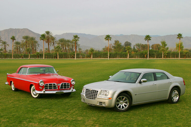 これまた日本でも人気を博した、大型セダンの「クライスラー300」（2004-2010年）。トム・ゲイルがデザインを指揮していた当時のクライスラーは、攻めたモデルが多かった！