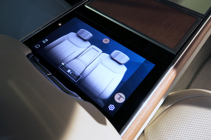 ランドローバー・レンジローバーSV P530（リアセンターコンソール）