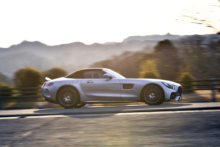 「GT Cロードスター」には「AMGリア・アクスルステアリング」が備わる。リアホイールは100km/h以下ではフロントホイールと逆方向、100km/h以上では同方向に操舵される。