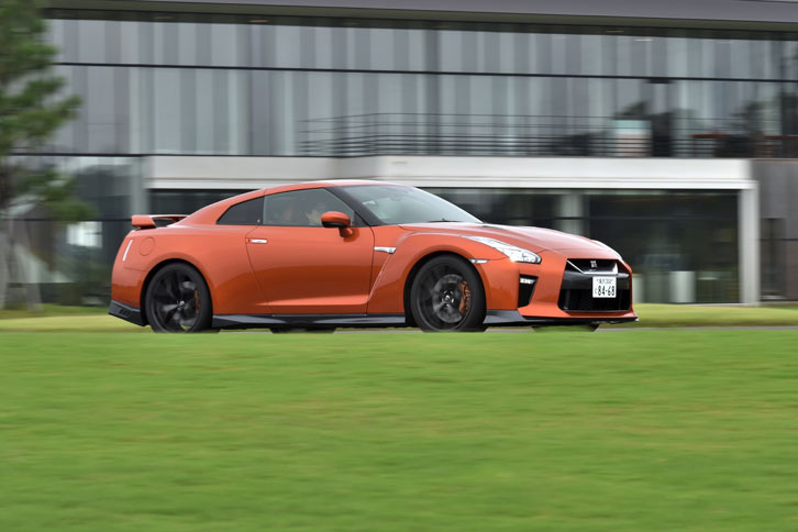 ボディーサイドの空気の流れを改善させるために、サイドシルに抑揚のある空力的処理を施している。