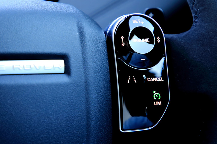 ステアリングホイールに備わるACCのコントローラー。ACCはブラインドスポットモニターなどとともに、11万3000円のセットオプション「ドライブパック」として提供される。