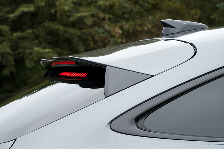 ルーフエンドには先端がはね上がった形状のスポイラーを装備。クーペスタイルの美しさをさらに強めている。