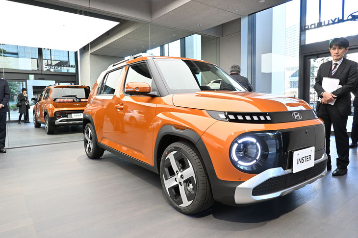 展示中の「ヒョンデ・インスター」。七五三木社長によれば早くも「予想をはるかに超える数」の予約が入っているらしい。