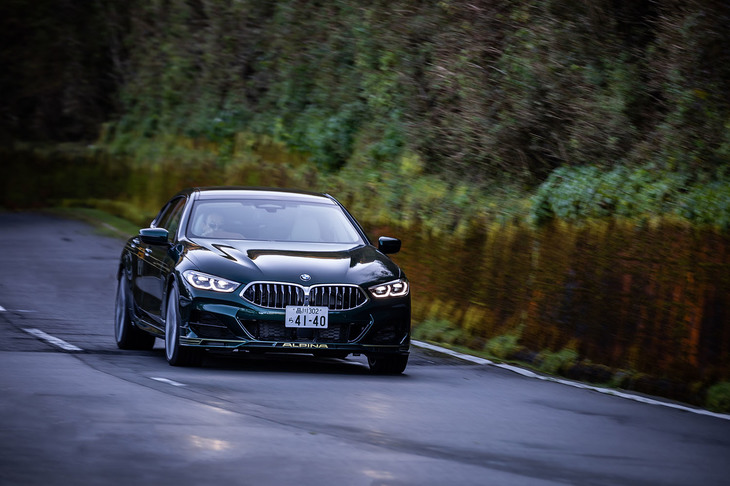 駆動システムには「BMW xDrive」をベースに開発されたフルタイム4WDを採用。アルピナではこの4WDシステムを「ALLRAD（アルラッド）」と呼んでいる。足まわりではハイドロマウント付きのフロントアクスルストラットやアイバッハ製のスプリング、高剛性ベアリングなどを用いて、独自のチューンを行っている。