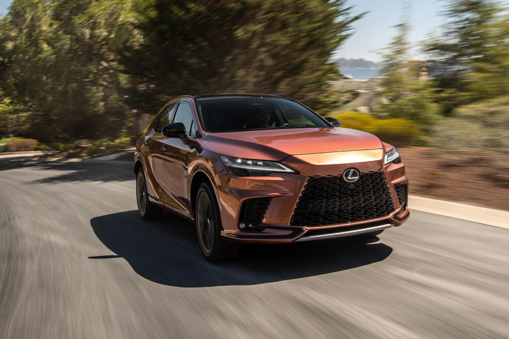 370PSのシステム最高出力を誇る「RX500h“Fスポーツ パフォーマンス”」。0-60mph（0-96km/h）の加速タイムは5.9秒。