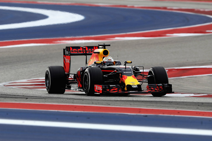 アメリカでもメルセデスの速さは変わらないものの、レッドブルのナンバー2のポジションもまた揺るぎないものだった。予選ではリカルド（写真）がチームメイトを破り3位、マックス・フェルスタッペン4位。レーススタートでリカルドが2位に上がったものの、フェルスタッペンのリタイアによるバーチャル・セーフティーカーが不利に働き、結果3位。（Photo=Red Bull Racing）