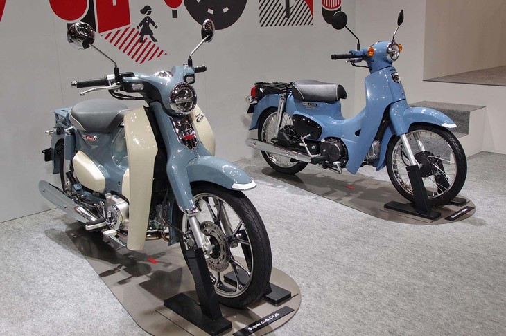 「ホンダ・スーパーカブC125」（写真左）と「スーパーカブ110ストリート」（同右）。