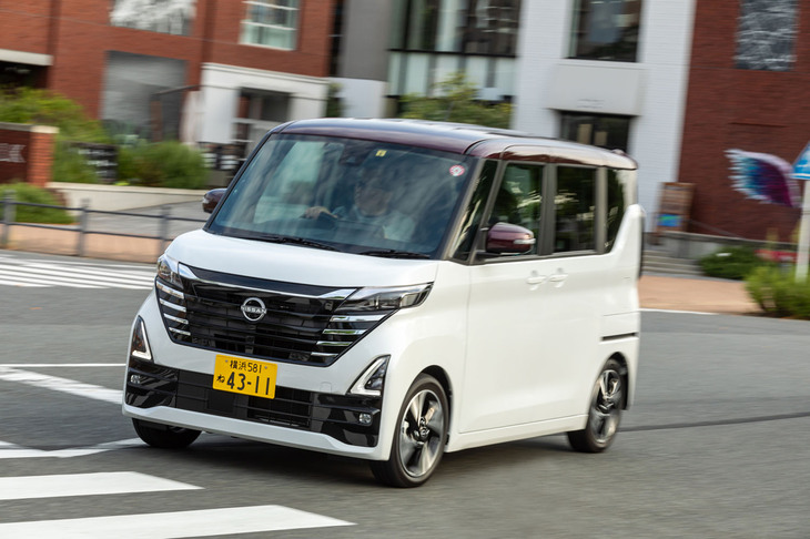 パワーユニットは最高出力64PSの3気筒ターボエンジンと同2.7PSのモーターの組み合わせ。街乗りでは十分すぎるパワーを味わえる。