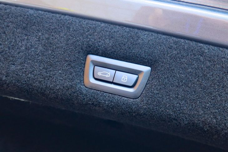 BMW i7 xDrive60eエクセレンス（トランクリッド閉口スイッチ）