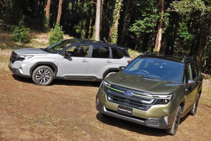 「スバル・フォレスターX-BREAK S：HEV EX」（写真向かって右）と「フォレスター プレミアムS：HEV EX」（同左）。