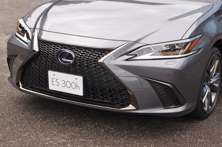 レクサスES300h“Fスポーツ”（フロントまわり）