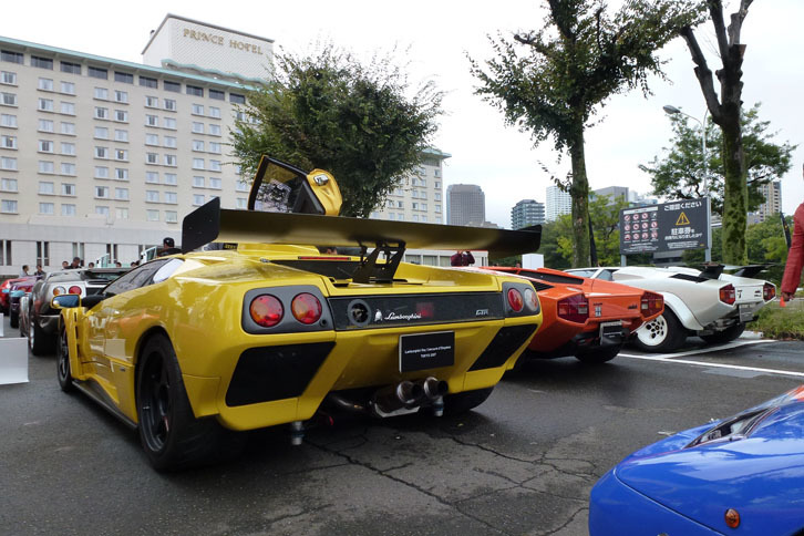 「ディアブロGTR」（左）と「カウンタック」。