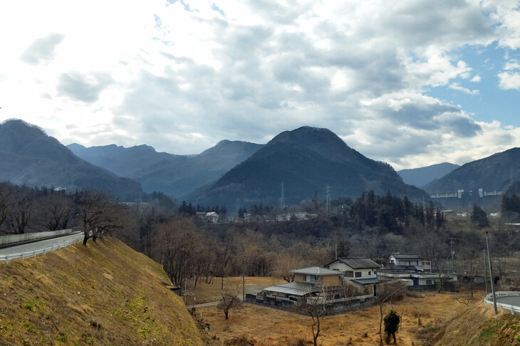 ツーリング当日の天気はくもり。朝はとにかく寒かったが、おかげで表情豊かな空模様を、秩父の山々とともに写真に収められた。写真の右端に写っているのが、最初の目的地である「浦山ダム」だ。