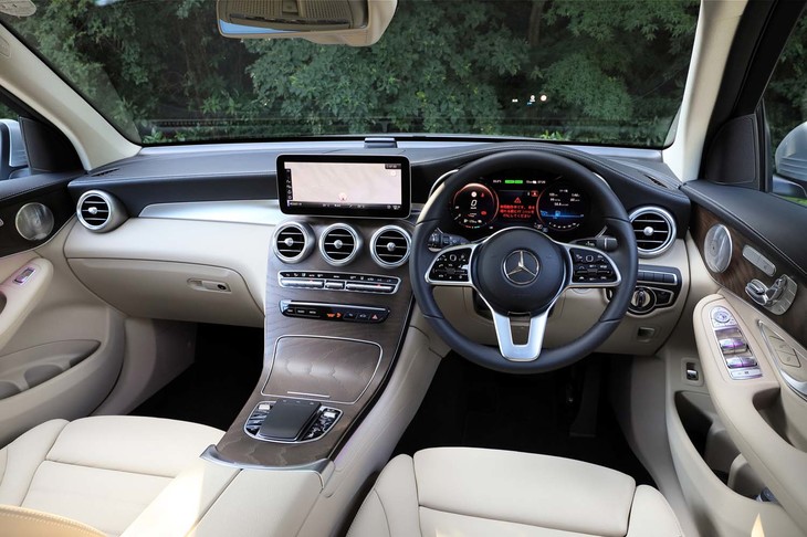 フローティング型のセンターディスプレイが主張するダッシュボードは、やはりマイナーチェンジ前の「GLC」と同じデザイン。ホワイトレザーを多用したキャビンはクリーンな印象だ。