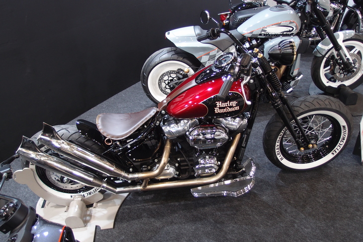 ハーレーダビッドソンのカスタム車両「QUEEN」のサイドビュー。