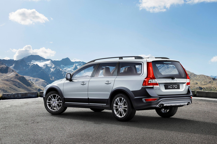 「ボルボXC70」
	2001年にワゴンの「V70」をベースとしたクロスカントリー版として登場。映画に登場するのは、2007年から2017年まで販売されていた2代目モデル。
