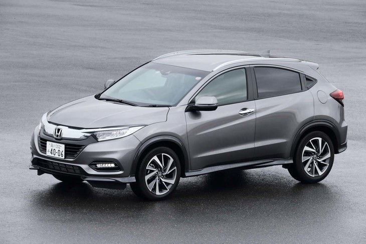 「ツーリング」には、ルーフレールも標準装備されている。