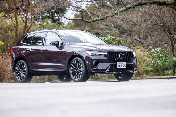 2025年6月に国内導入が発表された「ボルボXC60」の一部改良モデルに試乗。今回は外部充電が可能なハイブリッドシステムを搭載する最上級モデル「XC60ウルトラT6 AWDプラグインハイブリッド」を山岳路に連れ出した。