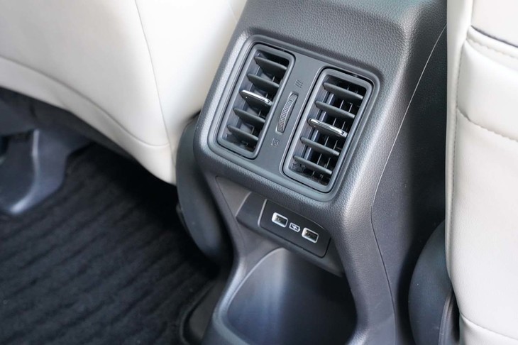 ホンダ・ヴェゼルe：HEV PLaY（リアのエアコン吹き出し口）