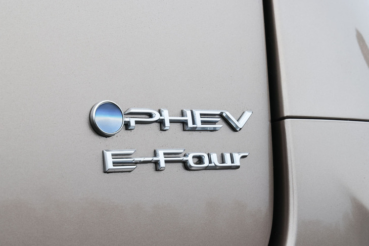 アルファードのPHEVは、「音や振動の少ないEV的な静粛性の高い走りと、大容量リチウムイオンバッテリーを床下に搭載したことによる、重心の低い安定した走りを実現した」とうたわれる。