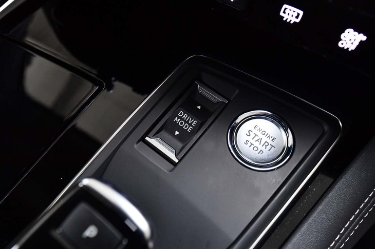 「508SW GTハイブリッド」には4種類の走行モード（エレクトリック／ハイブリッド／スポーツ／コンフォート）が用意される。写真中央は、その切り替えスイッチ。