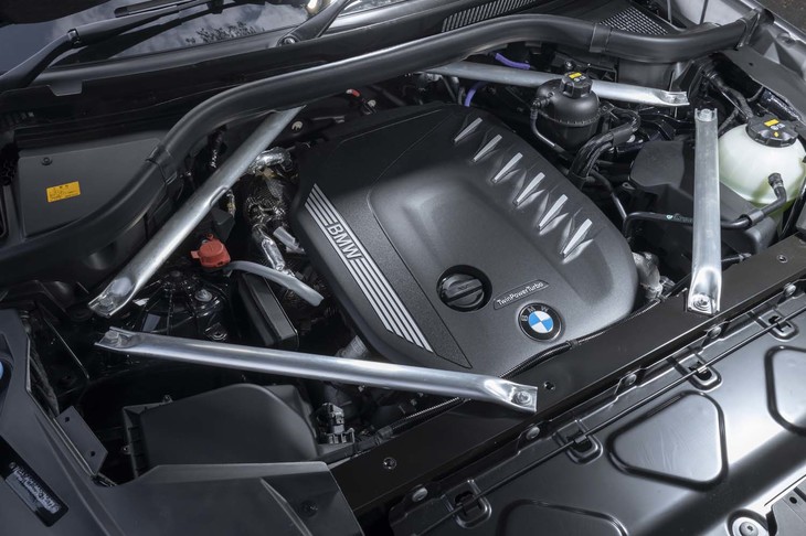 「B57D」エンジン本体も改良され、21PSと30N・m強力な最高出力286PS、最大トルク650N・mというスペックに進化した。