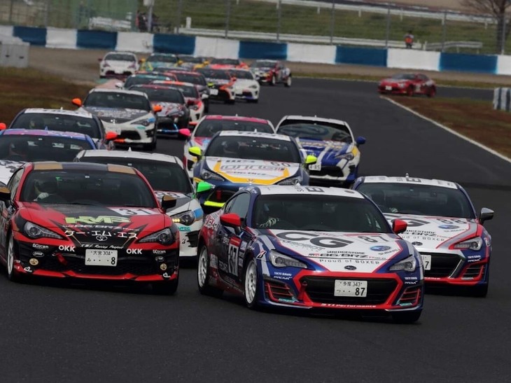 プロフェッショナルシリーズ決勝レース②の結果は、井口選手12位、久保選手8位。かなり混戦で少し接触もありましたが、久保選手は素晴らしい追い上げで、見事ポイントを獲得しました！ 同シリーズでは、KTMS 86の谷口信輝選手が勝利。2019年のチャンピオンに輝きました。