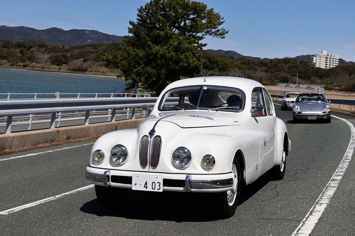 1953年「ブリストル403」。戦前型BMWをベースとする中身にカロッツェリア・トゥーリングによる空力的なボディーをかぶせた英国製サルーン。