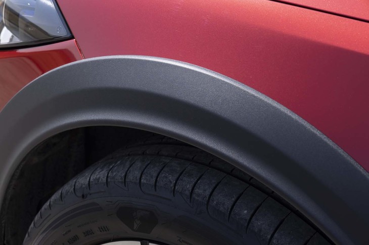 ホイールアーチはマットダークグレーの樹脂パーツでガードされる。ご覧のとおり外に張り出しているため、全幅が「ステーションワゴン」よりも20mm広い1840mmとなっている（片側10mm）。