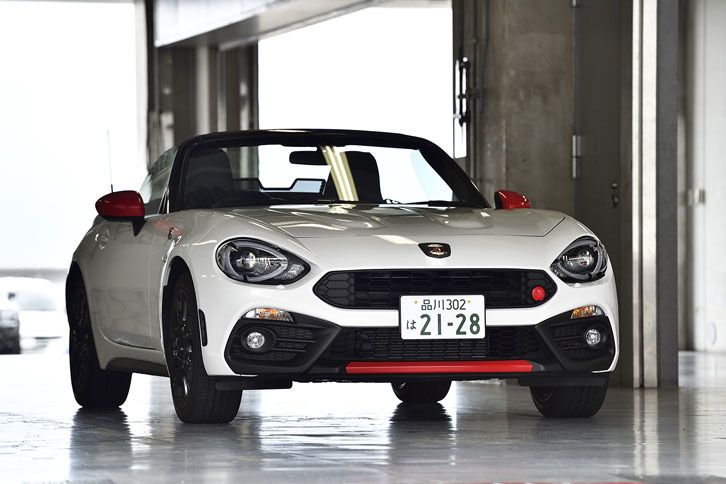 車重は1130kg。前軸の重量が610kgで後軸が520kgなので、前後の静的重量配分は54：46となる（重量は車検証記載値）。