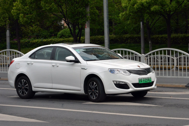 通常のガソリン車のナンバーは青色。緑色のものは、プラグインハイブリッド車や電気自動車といった環境車である。街頭に立っていると、2～3分に1台くらいの感じで見かけられた。