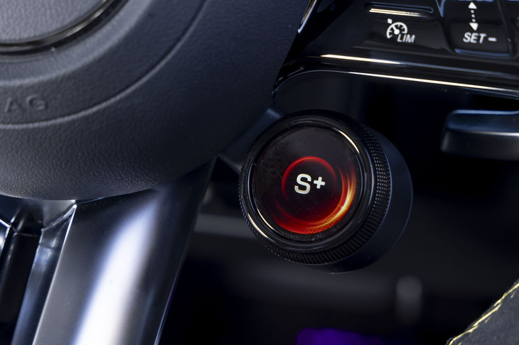 ホーンボタンの右下にあるダイヤルでドライブモードを変えられる、左下のダイヤルではトラクションコントロールや足まわりの設定を個別に変更できる。