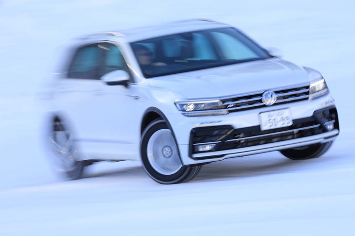 「オフロードモード」を選ぶとESCが積極的には介入しない設定になるため、円旋回セクションではドリフトを楽しめた。同モードの場合に限り、ESCをオフにすることもできる。