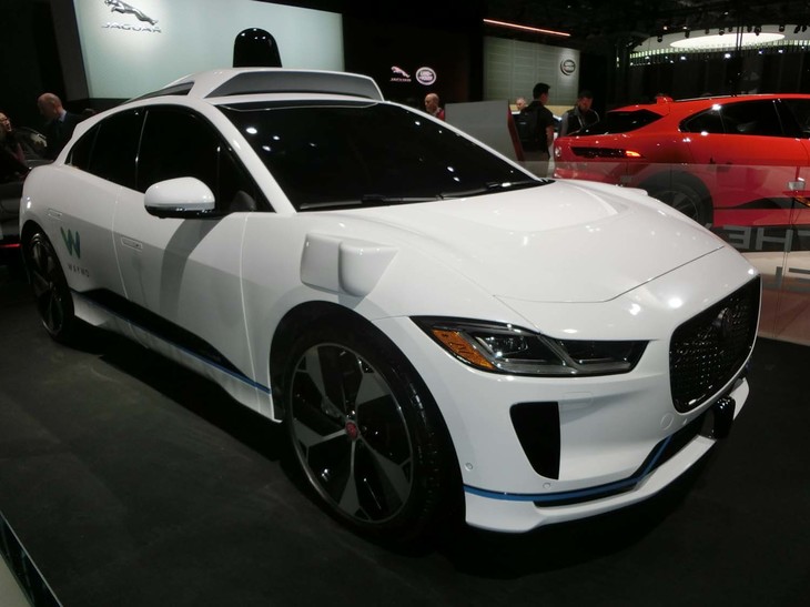 自動運転システム開発を手がけるウェイモとジャガーがタッグを組んだ、電気自動車「Iペース」の自動運転実験車両。