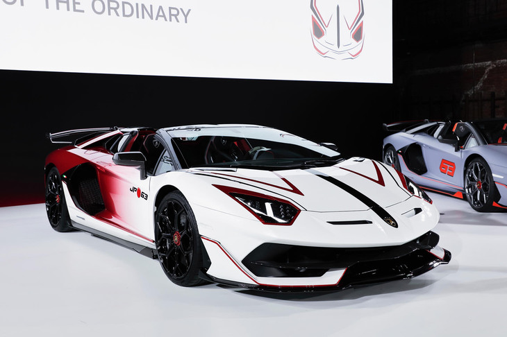 ランボルギーニのデザイン部門「チェントロ・スティーレ」とカスタマイズプログラム「アドペルソナム」が、歌舞伎にインスピレーションを得て手がけたという「アヴェンタドールSVJロードスター」の日本限定バージョン。