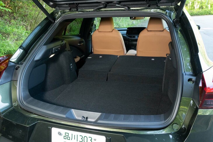 荷室の容量は310リッター（後席使用時）。ゴルフバッグを積むには後席の背もたれを倒す必要がある。