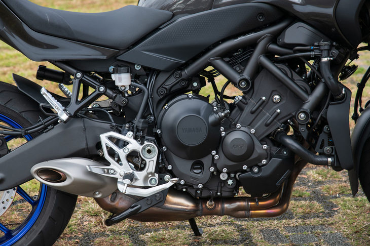 「MT-09」や「XSR900」にも搭載される845ccの水冷3気筒エンジンを採用。「ナイケン」への搭載に際して、燃料の噴射制御を変更したり、クランク慣性モーメントを18％増やすなどの改良を施している。