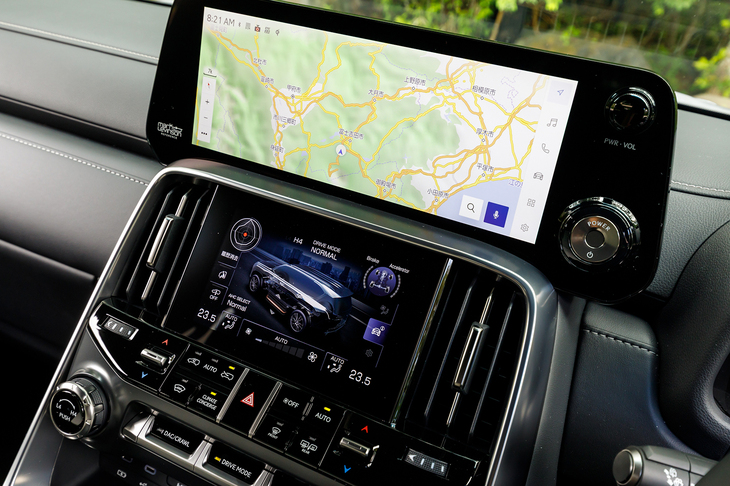 上にインフォテインメント用、下にオフロードインフォメーション用と2つのディスプレイを並べるスタイルは「ランドクルーザー“300”」と同じだ。