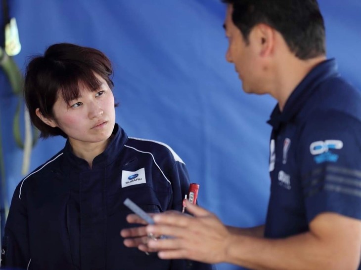 なんと今回は、今シーズン初となる女性ディーラーメカニックさんの姿も！ 彼女は愛車も「BRZ」で、ずっと、この86/BRZ Raceでメカニックをしたいと思っていたのだそうです。このように女性が活躍してくれていると、私もとてもうれしいですし、負けないようにがんばろうとやる気が出ます！